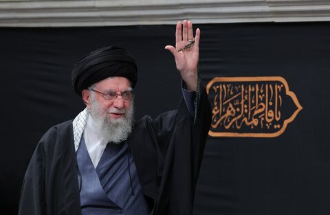 این عکس گفتگوی دیشب محمود کریمی با رهبر انقلاب وایرال شد!