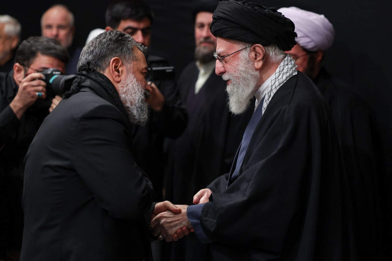 این عکس گفتگوی دیشب محمد کریمی با رهبر انقلاب وایرال شد!