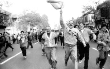 عکس‌های روزی که مردم ایران تا صبح خیابان‌ را رها نکردند!