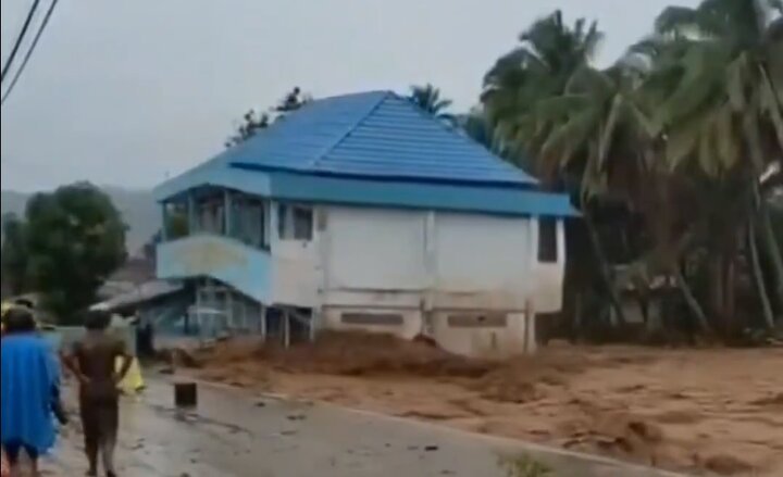 ویدیوی هولناک از فروریختن و نابودی خانهها بر اثر سیل!