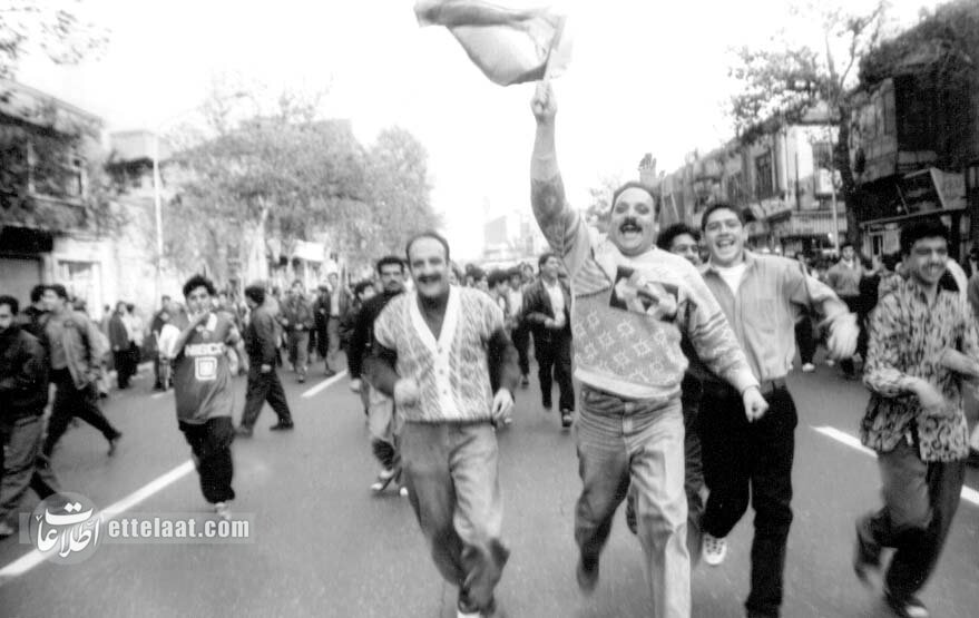 عکس‌های روزی که مردم ایران تا صبح در خیابان‌ها رقصیدند!