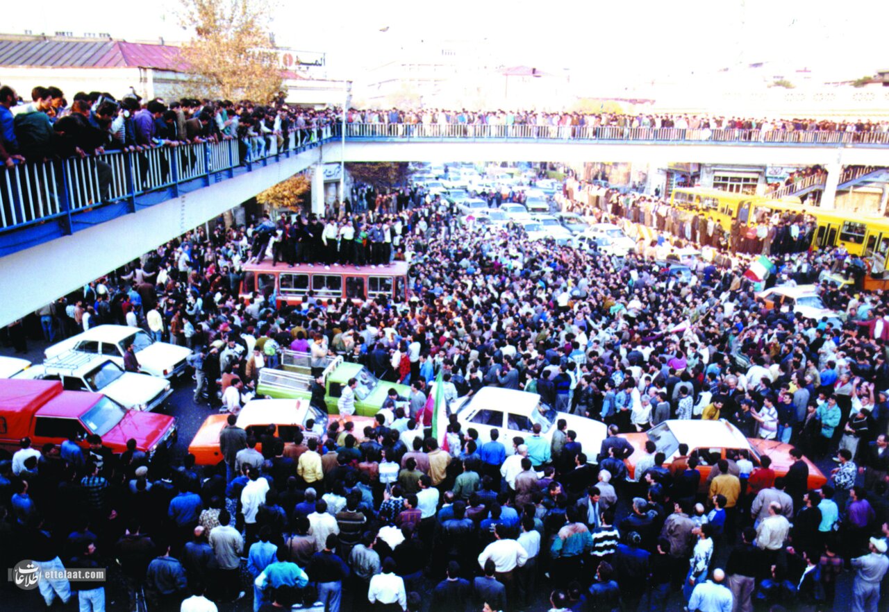 عکس‌های روزی که مردم ایران تا صبح در خیابان‌ها رقصیدند!