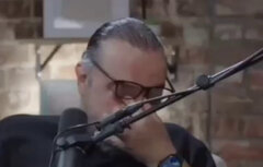 بغض و گریه برزو ارجمند بعد از مهاجرت: دارم تاوان می‌دهم +ویدیو