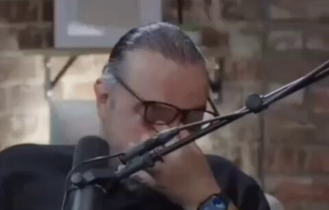 بغض و گریه برزو ارجمند بعد از مهاجرت: دارم تاوان می‌دهم +ویدیو