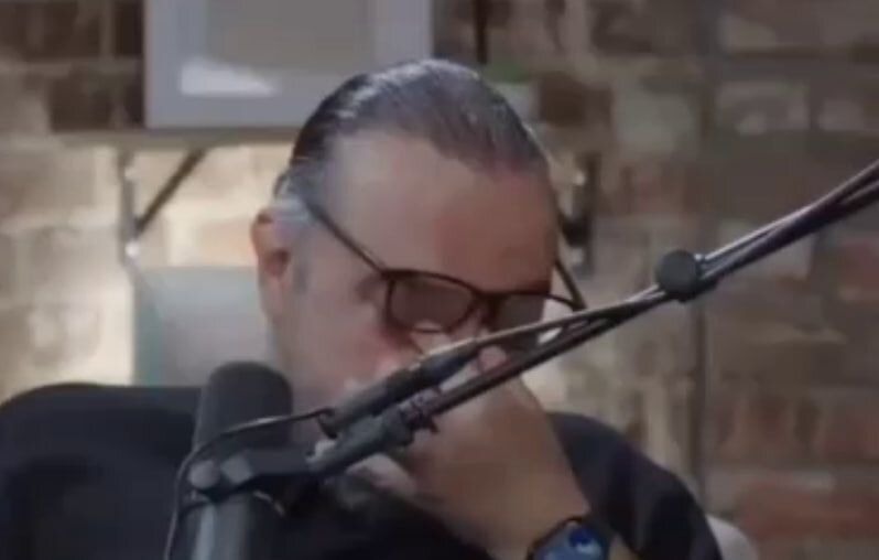 بغض و گریه برزو ارجمند بعد از مهاجرت: دارم تاوان می‌دهم +ویدیو