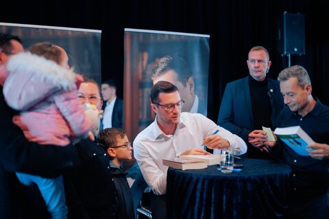 مردم رقیب رئیس‌جمهور را با آرد و تخم‌مرغ بدرقه کردند! +ویدیو