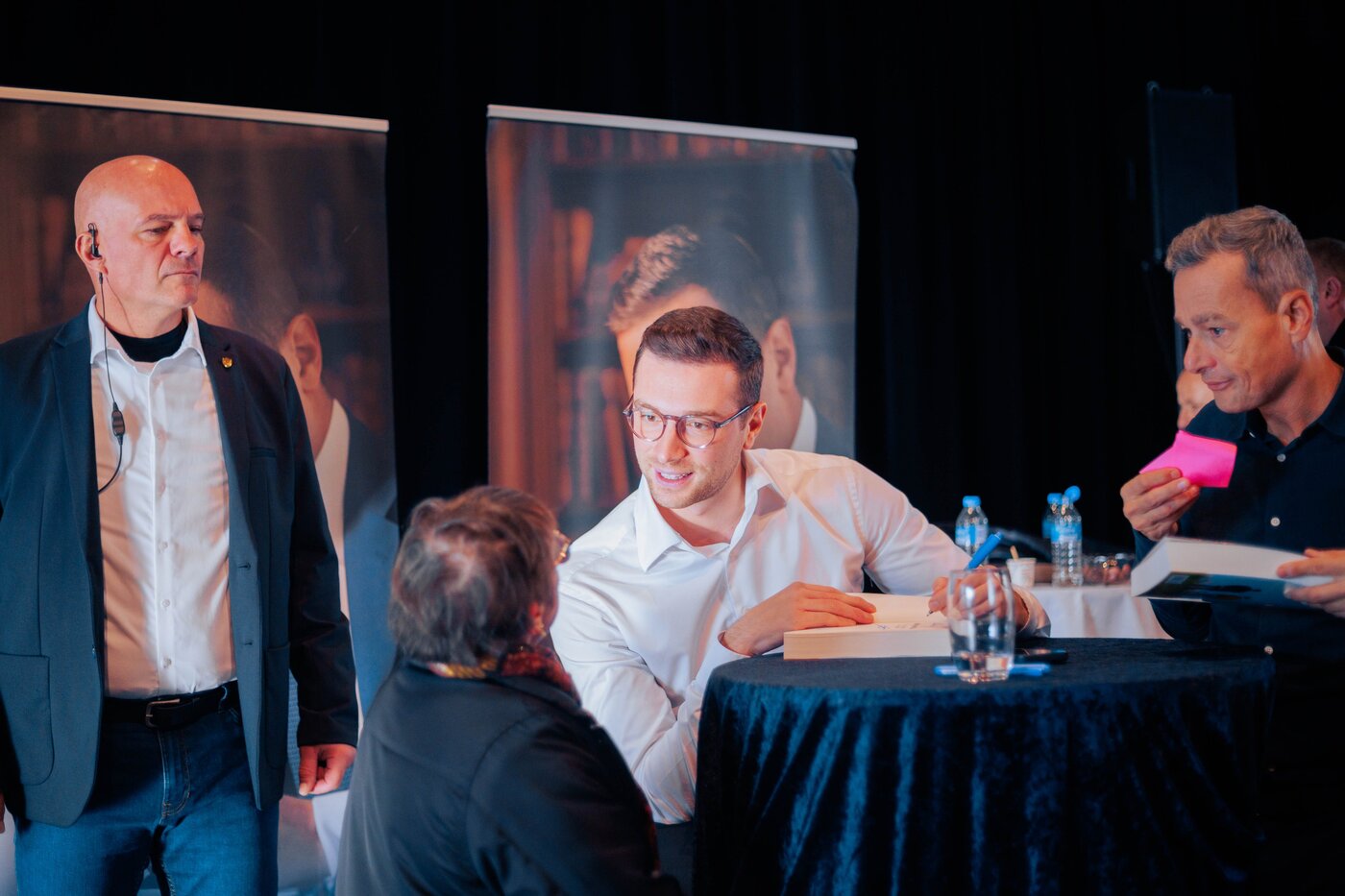 مردم رقیب رئیس‌جمهور را با آرد و تخم‌مرغ بدرقه کردند! +ویدیو