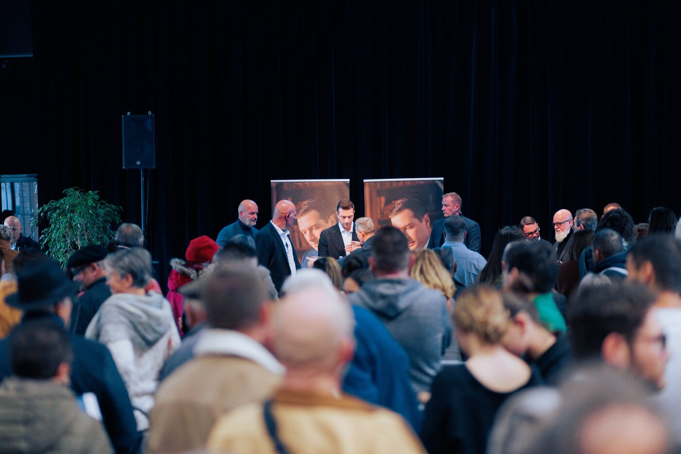 مردم رقیب رئیس‌جمهور را با آرد و تخم‌مرغ بدرقه کردند! +ویدیو