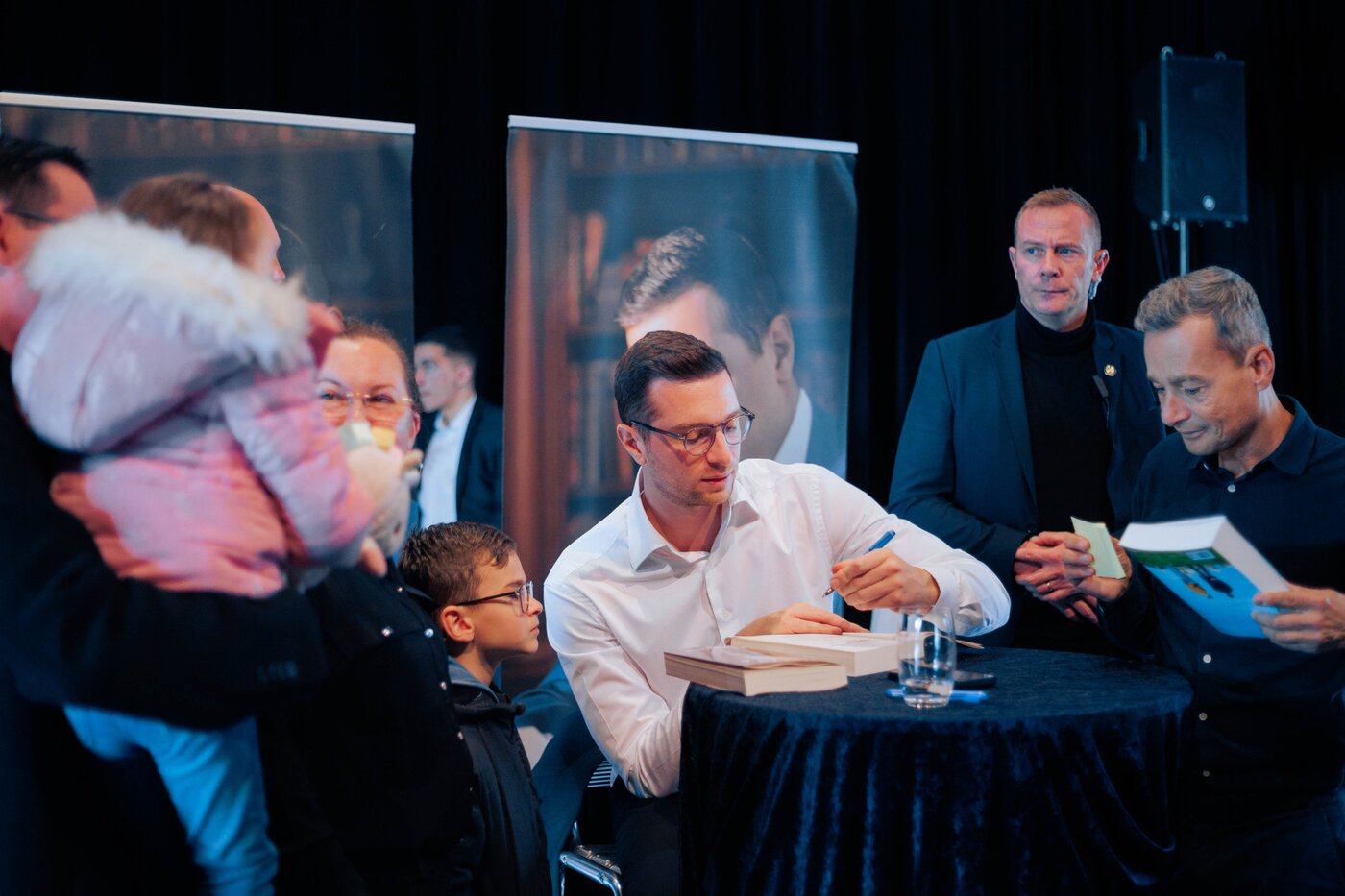 مردم رقیب رئیس‌جمهور را با آرد و تخم‌مرغ بدرقه کردند! +ویدیو