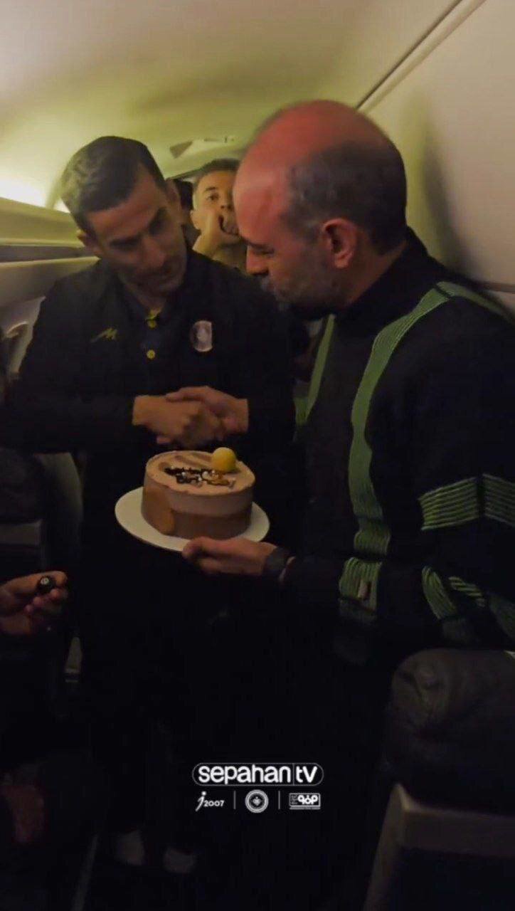 جشن تولد متفاوت محرم نویدکیا با کیک بدون شمع و روی آسمان! +ویدیو