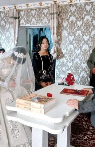 اهدای شاهنامه به عروس و داماد، اما نه در ایران! +عکس