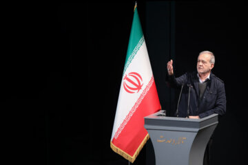 این چه همایشی بود؛ پزشکیان موعظه کرد و قالیباف شعار داد!