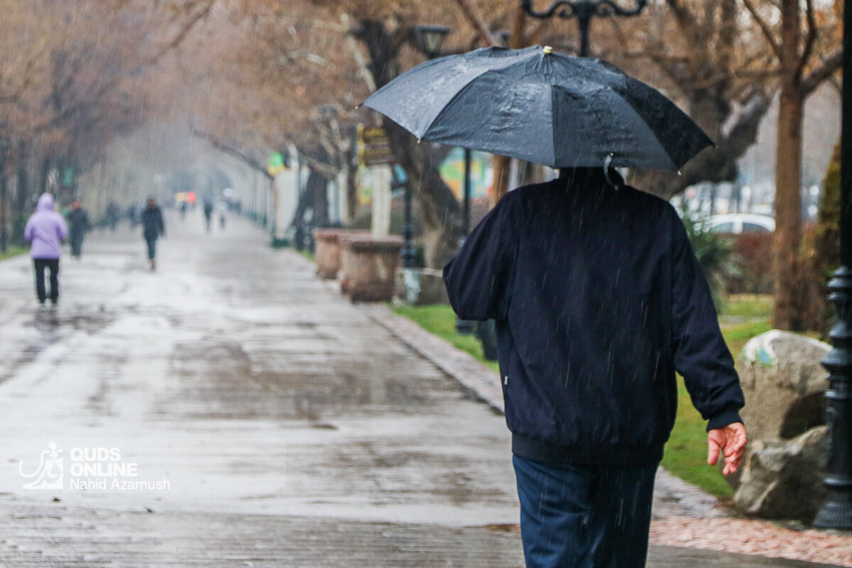 ورود یک سامانه بارشی به پایتخت؛ باران و باد به کمک تهرانی‌ها آمدند