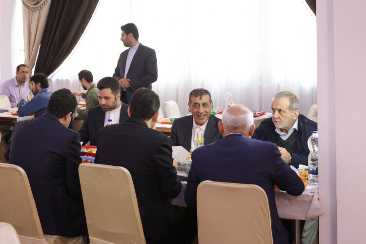 حضور  رئیس‌جمهور در ناهارخوری