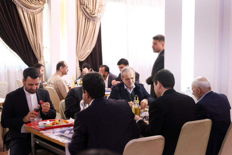 تصویر پزشکیان در ناهارخوری کارکنان نهاد ریاست‌جمهوری منتشر شد