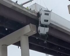 لحظه دلهره آور نجات راننده تریلی معلق را ببینید