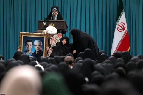 حضور متفاوت مادر سردار باقری در بیت رهبری +عکس