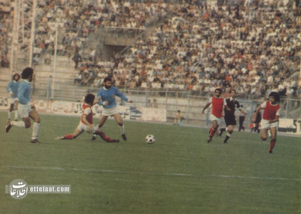 طرفداران پرسپولیس با تابلوی عدد ۶ سکوهای ورزشگاه را پر کردند! +عکس