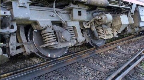 ویدیو| خطر از بیخ گوش مردم گذشت؛ خروج قطار از ریل در هشتگرد!