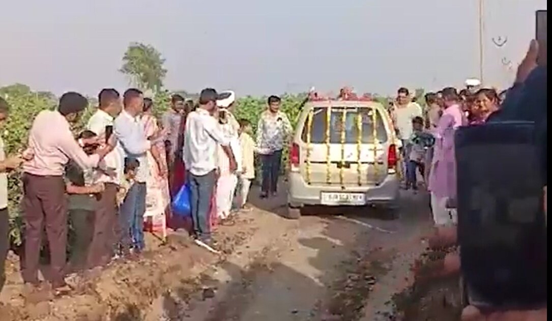 تشییع جنازه خودروی محبوب با حضور پرشور مردم و چهره‌های مذهبی! +ویدیو