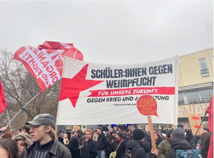 اعتصاب سراسری دانشآموزان برای فرار از سربازی اجباری! +ویدیو