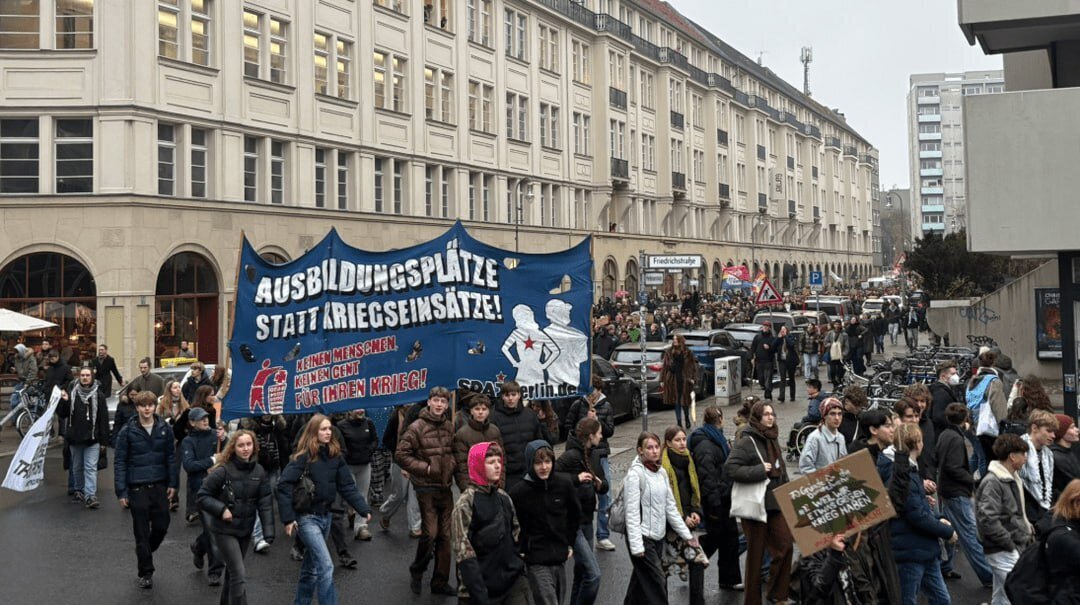 دانش‌آموزان و دانشجویان آلمانی در اعتراض به سربازی به خیابان‌ها آمدند +ویدیو