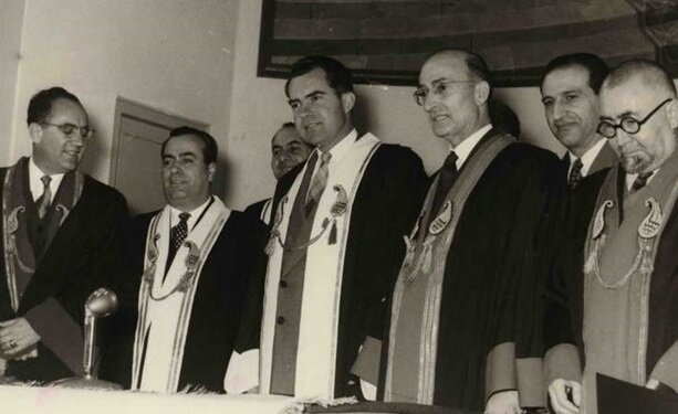 روایت روزنامه اطلاعات از شانزدهم آذر ۱۳۳۲؛ سه قطره خون در مقدم نیکسون!