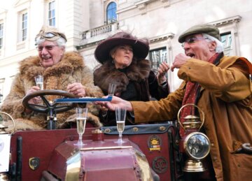 تصاویر| ماشین و راننده‌های قدیمی به میدان مسابقه آمدند