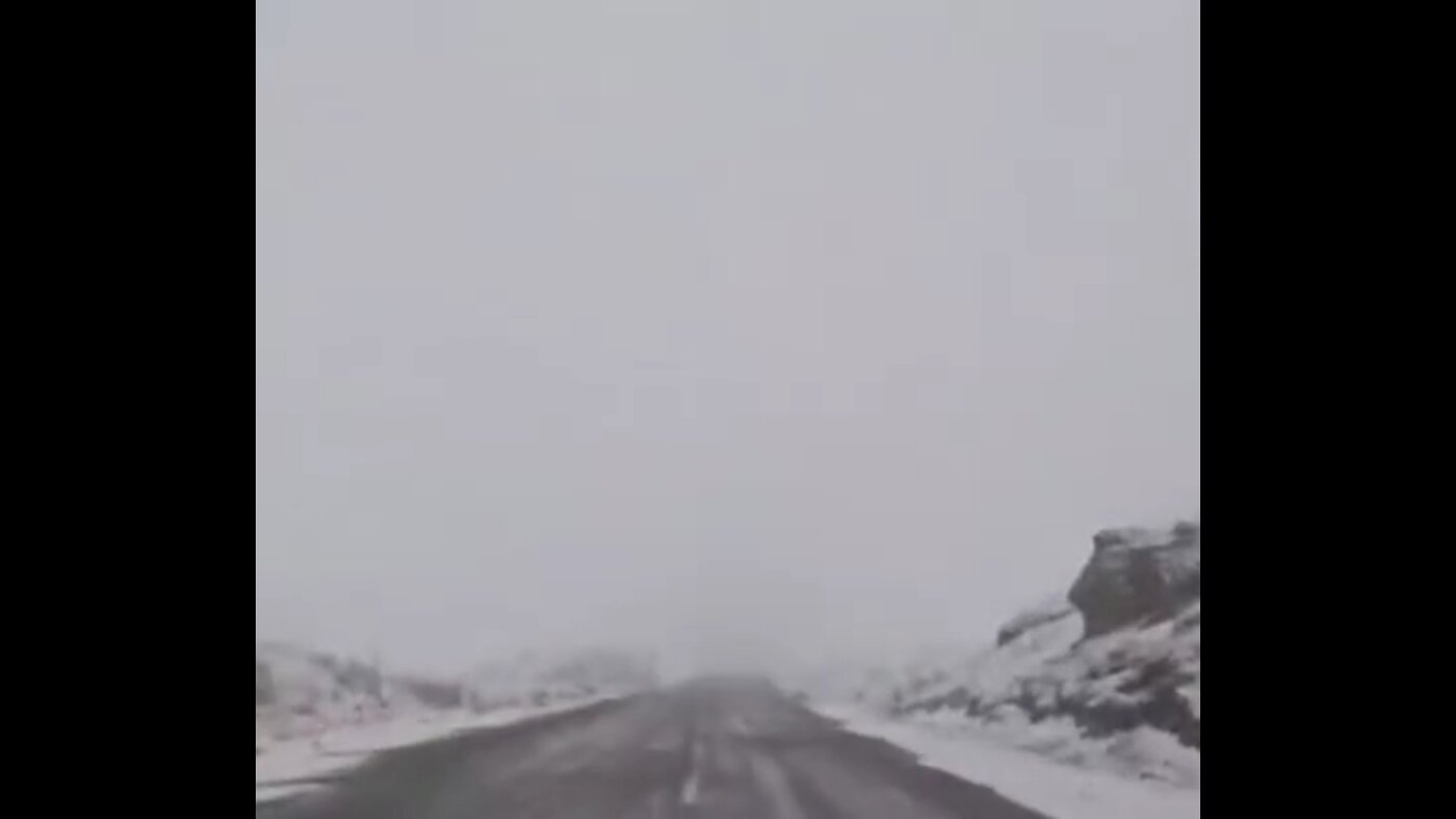 بارش شدید برف فضای این جاده را زمستانی کرد +ویدیو