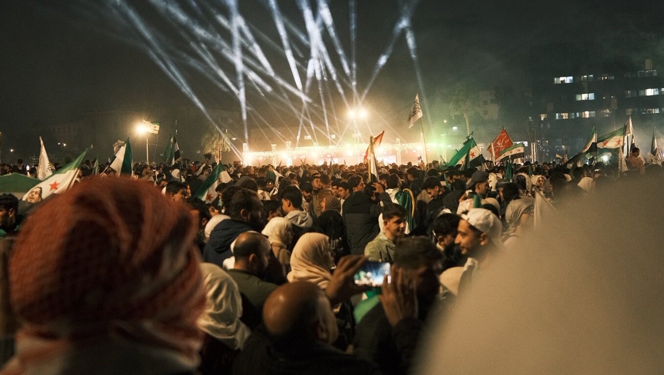 رقص و شادی مردم در یکسالگی سقوط بشار اسد +ویدیو