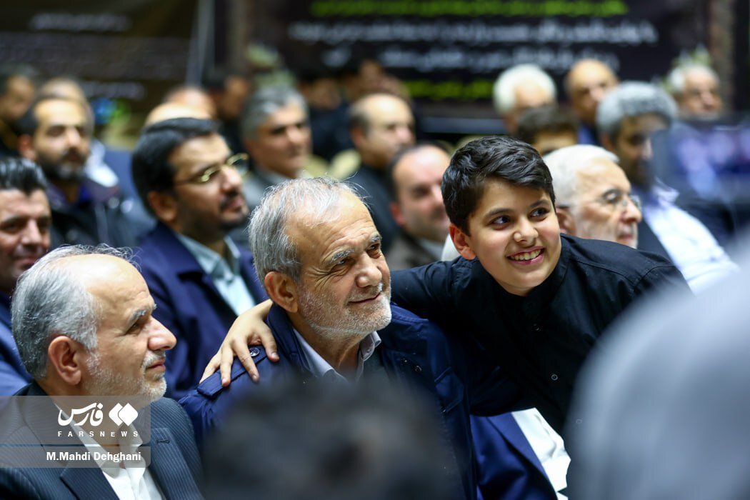 مسعود پزشکیان در مراسم ترحیم خانواده سقاب اصفهانی