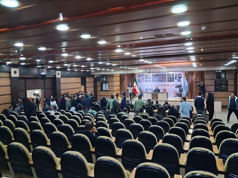 عکس سخنرانی جبلی برای صندلی‌های خالی وایرال شد!