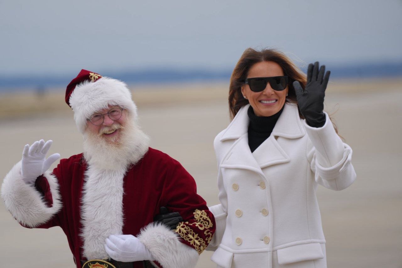 عکس‌های تبلیغاتی زن ترامپ و بابانوئل خبرساز شد!