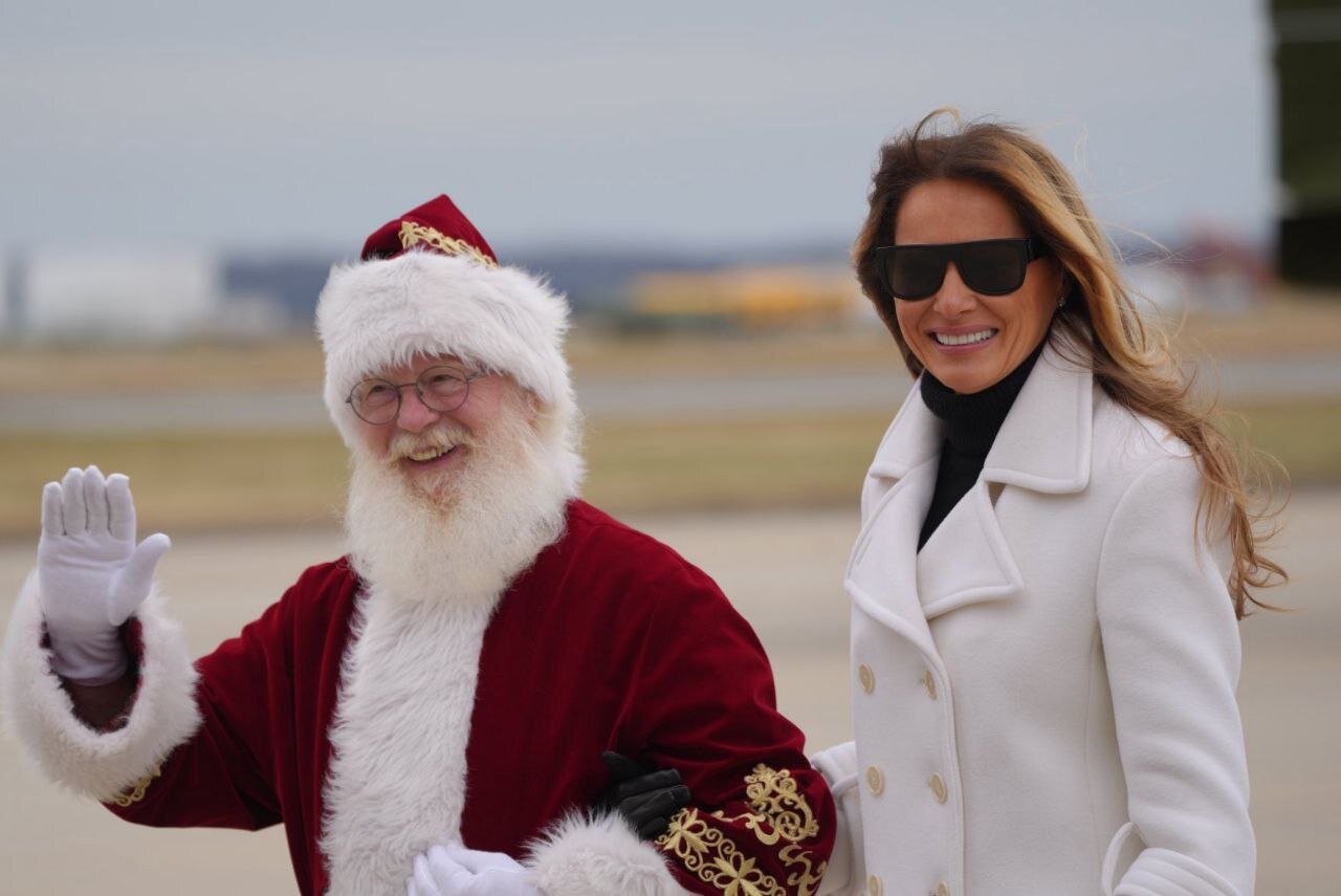 عکس‌های تبلیغاتی زن ترامپ و بابانوئل خبرساز شد!