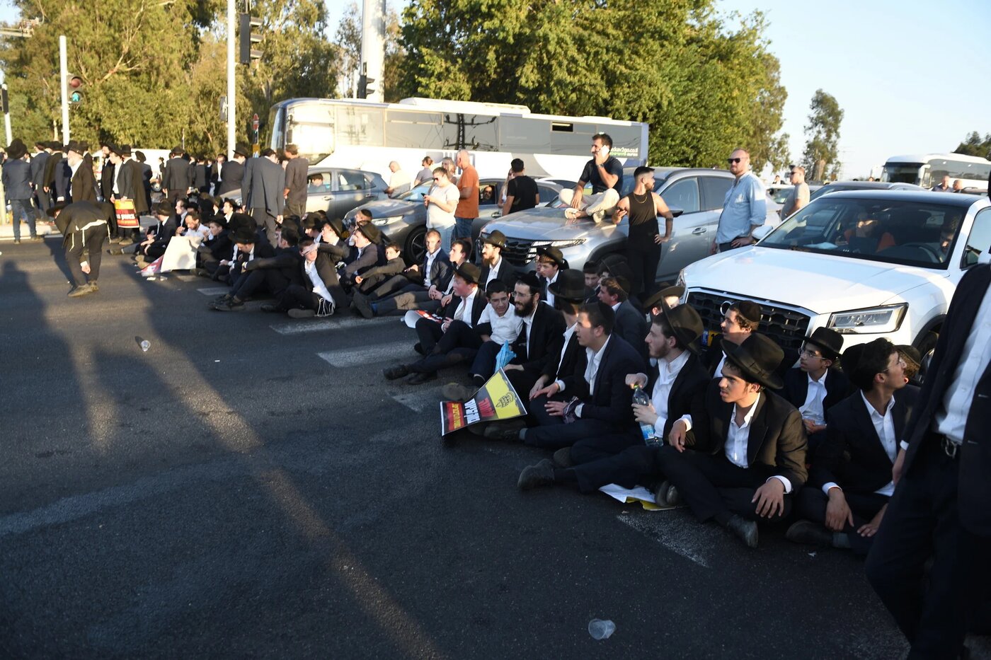 ماشین از روی معترضان خیابانی به سربازی اجباری رد شد! +ویدیو