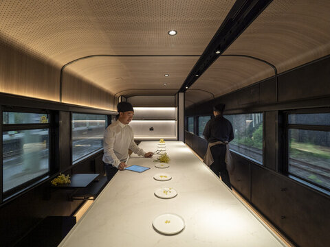 ویدیو| در این کافه با قطار سفر می‌کنید