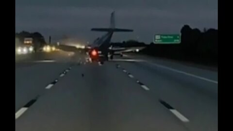 ویدیوی فرود هواپیما به دلیل نقض فنی در اتوبان منتشر شد