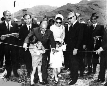 «سد فرحناز» با حضور محمدرضا شاه و پسرانش افتتاح شد! +عکس