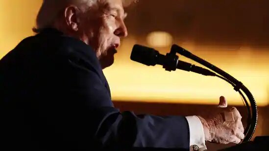 دست ترامپ دوباره سوژه خبرنگاران شد؛ خانم سخنگو کم آورد! +ویدیو