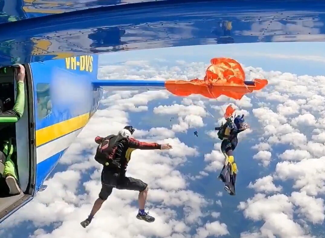 خطر از بیخ گوش چترباز گذشت؛ چتر به دم هواپیما گیر کرد +ویدیو