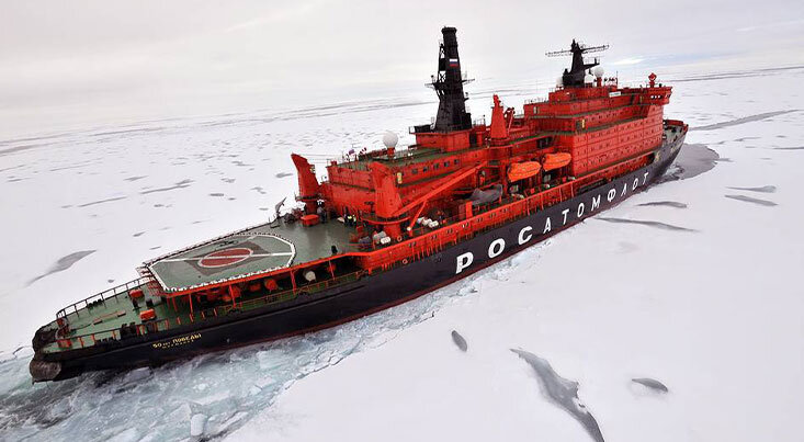 کشتی یخ شکن در دریای منجمد سوژه شد +ویدیو