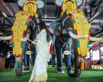 تصاویر| هندی‌ها با یک فیل بزرگ به نمایشگاه گردشگری لندن رفتند