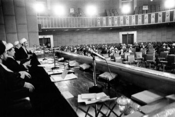 ۴۰ سال پیش جانشین رهبری چگونه معرفی شد؟ +عکس و جزئیات