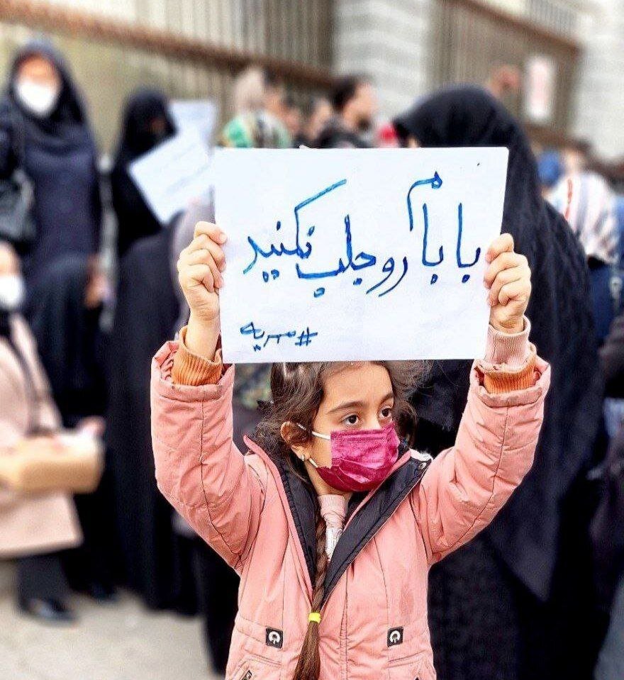 مردان معترض با لباس زندانیان به خیابان آمدند/ «کت شلوار عروسیم، لباس زندان شده» +عکس و ویدیو