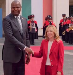 خانم نخست‌وزیر ۱۶۳ سانتی‌متری کنار رئیس‌جمهور ۲ متری! +ویدیو