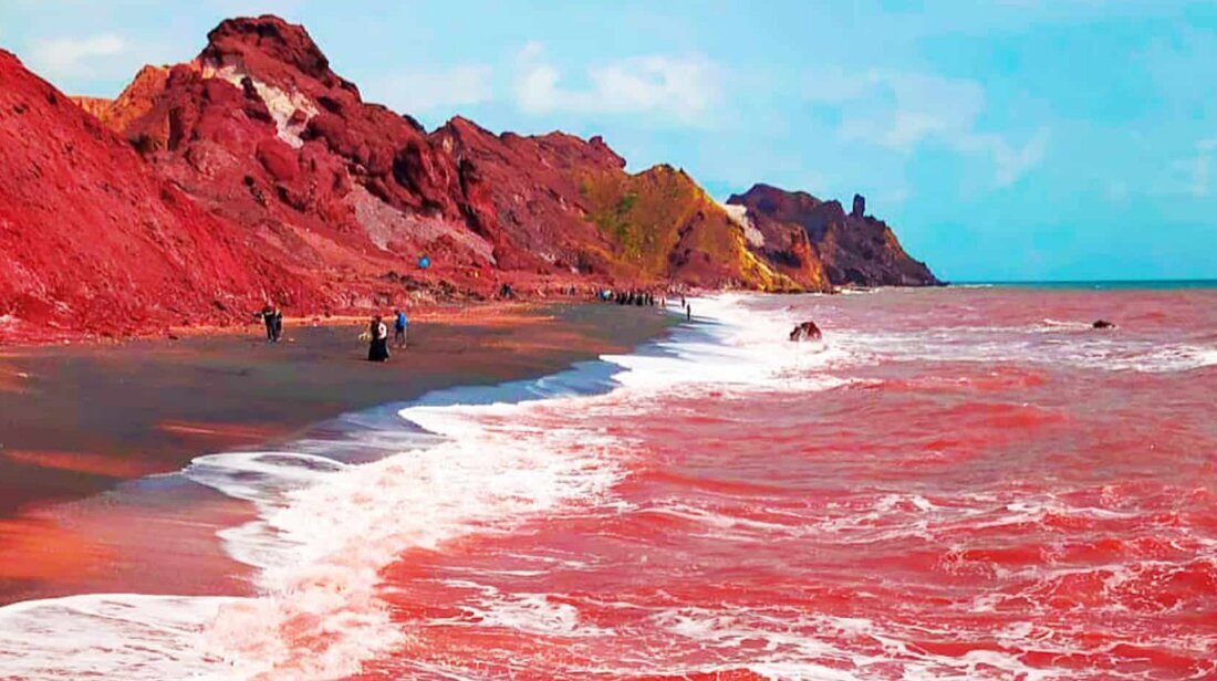 آبشار خون در ساحل هرمز؛ طبعیت ایران گردشگران متحیر کرد +ویدیو