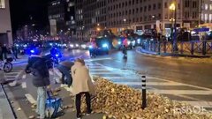 کشاورزان معترض خیابان‌های بروکسل را با سیب زمینی سنگفرش کردند! +ویدیو