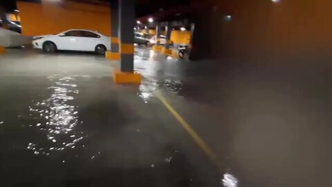 تصاویری هولناک از پارکینگ‌های کیش در پی بارش شدید +ویدیو