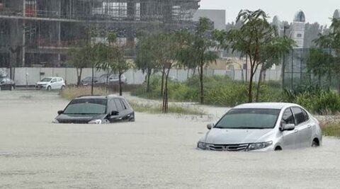 با این ویدیو در خیابان‌های دبی شنا کنید!