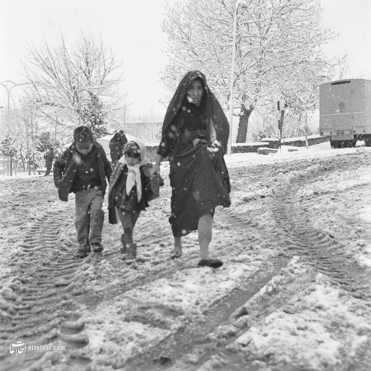 عکس‌های خاطره انگیز از اولین برف تهران در سال ۱۳۴۴